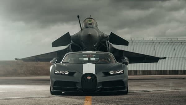 This Bugatti Chiron Sport took on the Dassault Rafale fighter jet in a drag race recently.