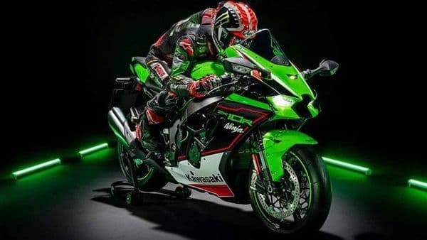 For 2021, the Ninja ZX-10R has received a number of new updates from the inside out.