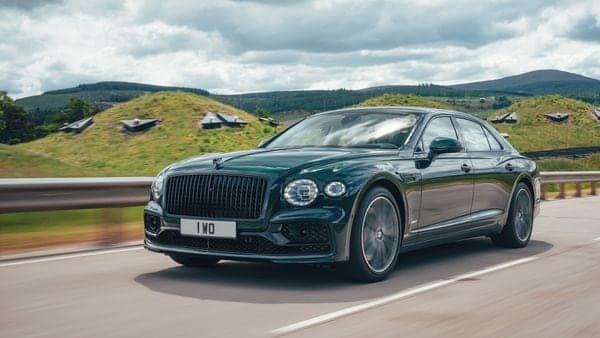 Bentley Motors has introduced the new Flying Spur with a hybrid powertrain for the first time.