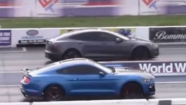 The modification of the Ford Mustang Shelby GT500 helped the car to win the drag race against Tesla Model S Plaid. (Image: Youtube/Drag racing and Car Stuff)