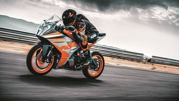 KTM has increased fuel tank volume from 9.5 liters to 13.7 liters on the new RC 200.&nbsp;