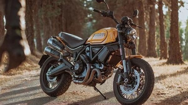 The new Scrambler 1100 Tribute Pro differentiates itself from the other 1100 Pro motorcycles with its special Giallo Ocra yellow exterior paint livery.