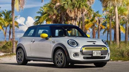 The Mini Cooper SE looks almost identical to its ICE sibling.
