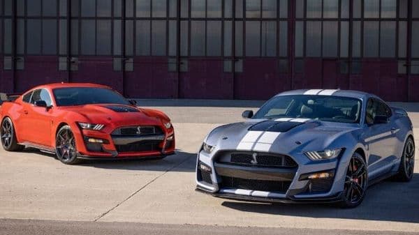2022 Ford Mustang Shelby GT500 (L) and Heritage Edition (R)