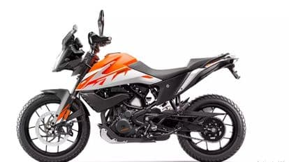 The quarter-litre adventure motorcycle from KTM continues to feature the same halogen headlight with twin LED DRLs at the front.