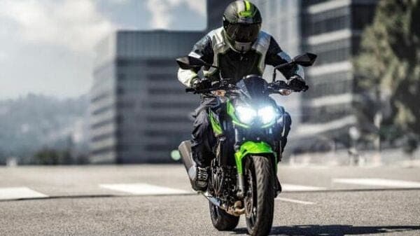 Kawasaki Z400 continues to feature a similar, Z H2-inspired design sporting a single-pod headlight.&nbsp;