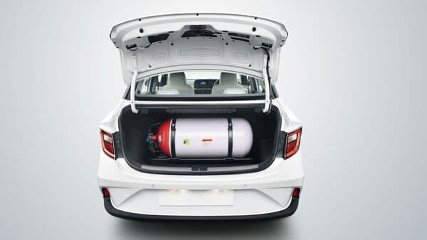 Hyundai has launched the SX variant of the Aura CNG at  <span class='webrupee'>₹</span>8.56 lakh (ex-showroom)