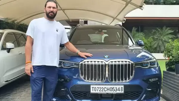 Yuvraj Singh taking delivery of his new BMW X7. (Courtesy of bmwkrishnaautomobiles/Instagram)