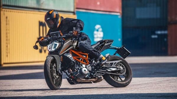 The 2023 KTM 390 Duke arrives in Europe with 2 new colours - orange with blue and grey and black with matt grey