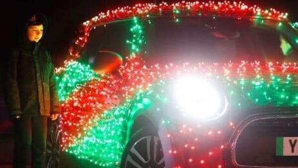 Christmas-themed MINI Cooper SE 