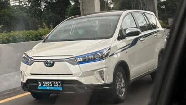 This Toyota Innova MPV with a closed grille, possibly due to electric powertrain, was recently spotted testing without camouflage. (Image courtesy: Instagram/indra_fathan)