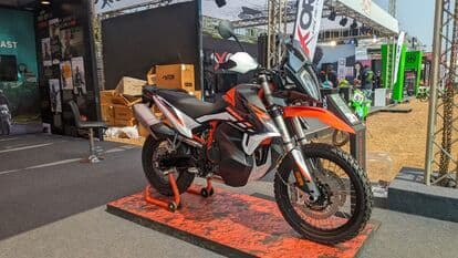 The KTM 890 Adventure R is the brand's middleweight ADV offering that takes on the Triumph Tiger 900, Ducati Multistrada V2