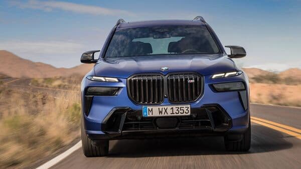 The front fascia of the 2023 BMW X7 has received a major change in form of split headlamps, revised darkened kidney grille with cascade lighting and an updated bumper.
