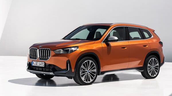BMW had officially introduced the new X1 facelift SUV earlier for global markets. The new 2023 BMW X1 comes with new design and features.
