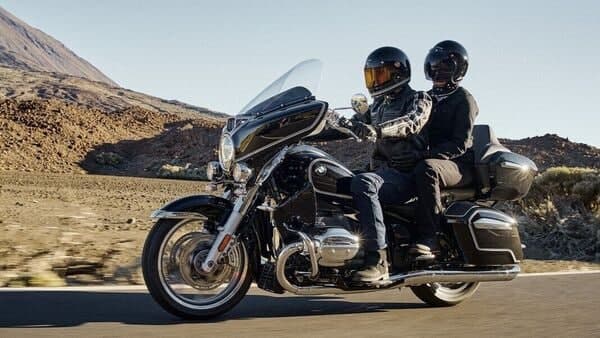 BMW R18 Transcontinental is powered by a 1,802 cc boxer engine that is air-oil cooled.