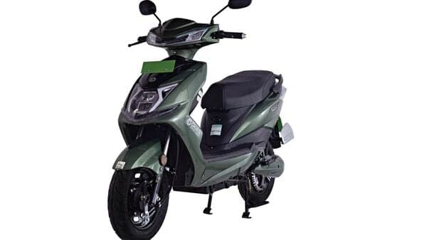 Okaya EV Faast F4 in green shade. The electric scooter is priced at  <span class='webrupee'>₹</span>1,13,999