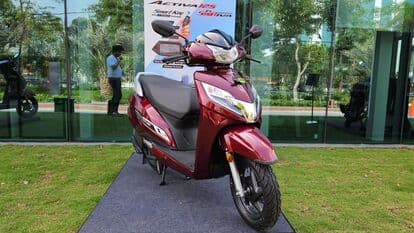 There are five colour options on Honda Activa 125. There is Pearl Night Start Black, Heavy Gray Metallic, Rebel Red Metallic, Pearl Precious White and Mid Night Blue Metallic.