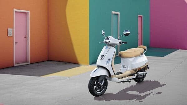 The 2023 Vespa Dual 125 and 150 range now comes with four dual-tone colour combinations and different coloured floorboards 
