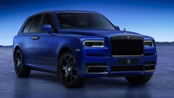  Rolls-Royce Black Badge Cullinan Blue Shadow features a Stardust Blue exterior paint, capturing the essence of the outer space.