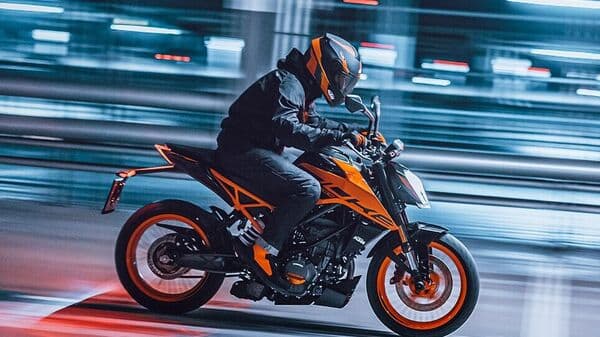 2023 KTM 200 Duke is offered in two colour schemes.