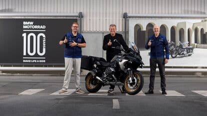 Markus Kapitzke, Chairman of the Works Council BMW Group Plant Berlin, Dr. Markus Schramm, Head of BMW Motorrad and Prof. Dr. Helmut Schramm, Head of BMW Motorrad Production with the R 1250 GS. 