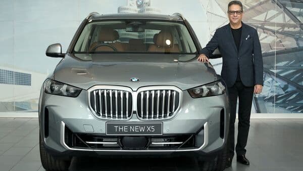 Mr. Vikram Pawah, President, BMW Group India with the new BMW X5.