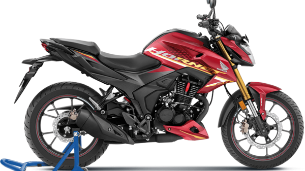 Honda Hornet 2.0 in Matte Sangria Red Metallic colour scheme. Other colours on offer are Pearl Igneous Black, Matte Marvel Blue Metallic and Matte Axis Grey Metallic.