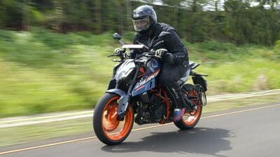 The new KTM 390 Duke comes with a more muscular design, updated engine, new chassis and wheels as well as several new features.