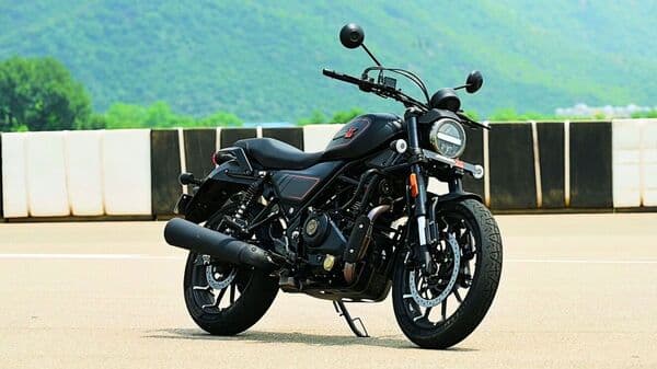 The Harley-Davidson X440 is inspired by the XR1200 and appears well-designed from the front.