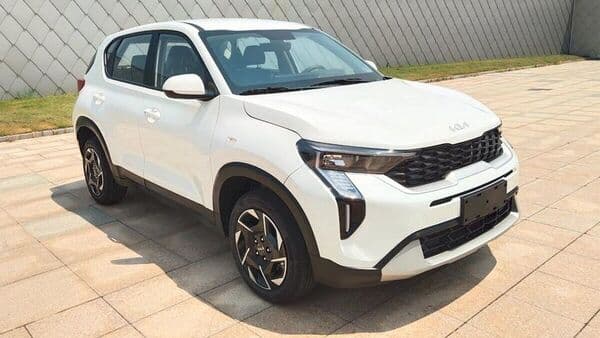 The upcoming facelift version of the Kia Sonet sub-compact SUV has been leaked for the first time. The Korean auto giant is expected to launch the new Sonet in India early next year. (Image courtesy: newcarscoops)