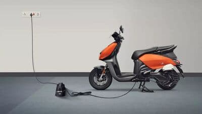 The Vida V1 electric scooter is priced from  <span class='webrupee'>₹</span>1.46 lakh (ex-showroom). Flipkart is offering big discount on the electric scooter till November 11.