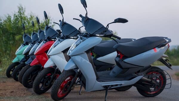 The Ather 450 series electric scooters come claiming that they have been built to compete with 125 cc petrol scooters. 