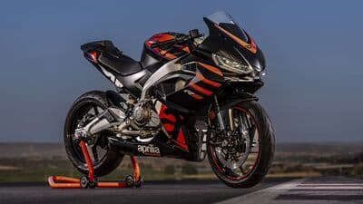 The Aprilia RS 457 packs 47 bhp from its 457 cc parallel-twin, liquid-cooled, DOHC, 4-valve motor with a 270-degree firing order 