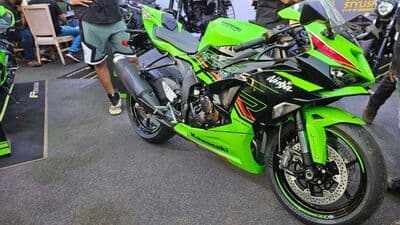 The new Kawasaki Ninza ZX-6R is powered by a 636 cc, in-line, four-cylinder engine.