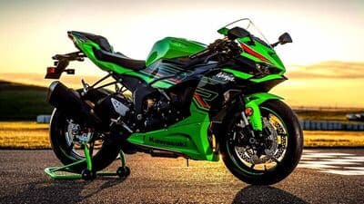 Kawasaki ZX-6R uses a 636 cc, liquid-cooled, in-line four-cylinder engine.