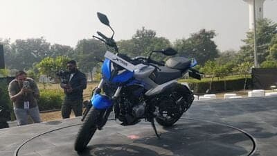 Hero Xtreme 125 looks sharp and has edgy design elements.
