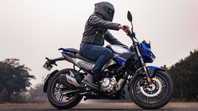 Launched at  <span class='webrupee'>₹</span>95,000 (ex-showroom, Delhi). the new Hero Xtreme 125R motorcycle will compete in the premium end of the 125 cc commuter space, most notably with the TVS Raider 125.