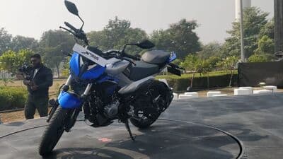 Hero Xtreme 125R comes re-energising the 125 cc commuter motorcycle segment thanks to the premium elements.
