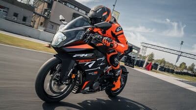 KTM has updated the colourways of the 2024 RC 200.