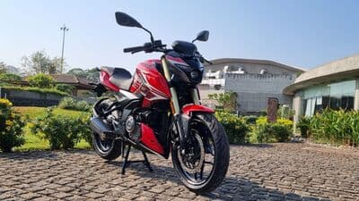 Bajaj Pulsar N250 in new red and white colour scheme