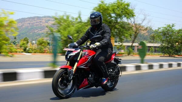 The 2024 Bajaj Pulsar N250 gets new USD forks, more colours and body graphics, as well as the much-needed digital console