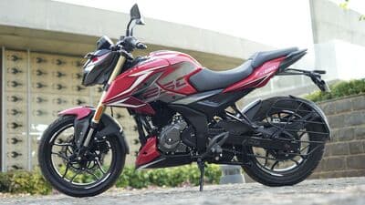 The 2024 Pulsar N250 gets new body graphics, which help accentuate the lines and add to the road presence of the motorcycle