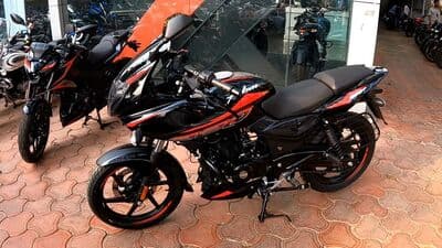 2024 Bajaj Pulsar 220F will be offered in three colour schemes.  (Photo courtesy: Youtube/ramaswami120)