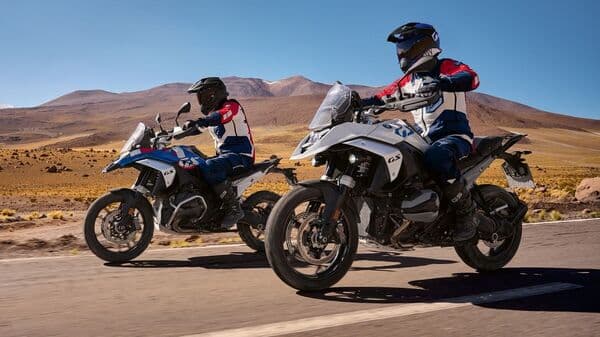 The engine on the BMW R 1300 GS is lighter and more powerful. 