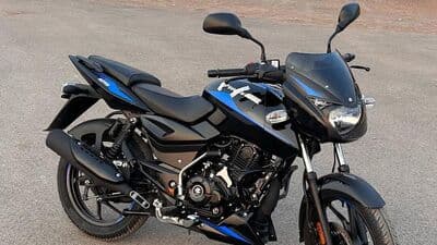While design and hardware remain largely unchanged of the new Bajaj Pulsar 125, familiar features like the muscular bodywork, halogen headlight with DRLs, split seat, and grab rail persist.