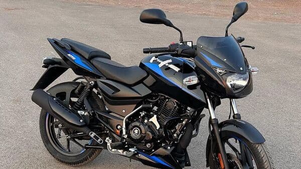 While design and hardware remain largely unchanged of the new Bajaj Pulsar 125, familiar features like the muscular bodywork, halogen headlight with DRLs, split seat, and grab rail persist.