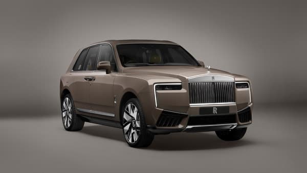 Rolls Royce Cullinan Series II gets a revamped exterior design, characterised by distinctive styling cues. The Series II showcases redesigned headlights with LED daytime running lights cascading downwards, complemented by an illuminated pantheon grille and a redefined front bumper with sleek air intakes