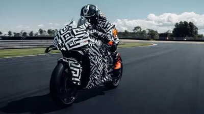 The KTM 990 RC R will be powered by a 990cc liquid-cooled parallel-twin engine, derived from the acclaimed 990 Duke, delivering 126 bhp