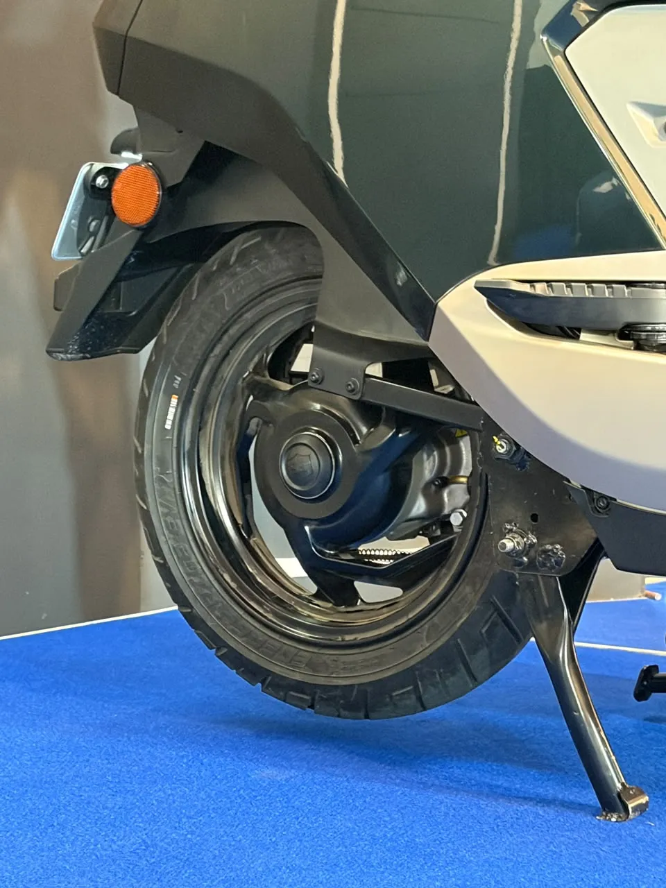 BGauss C12 MaxR Rear Tyre View