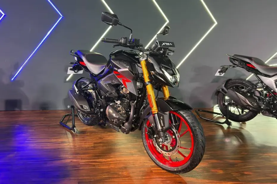 Hero Xtreme 160R 4V Front Right View